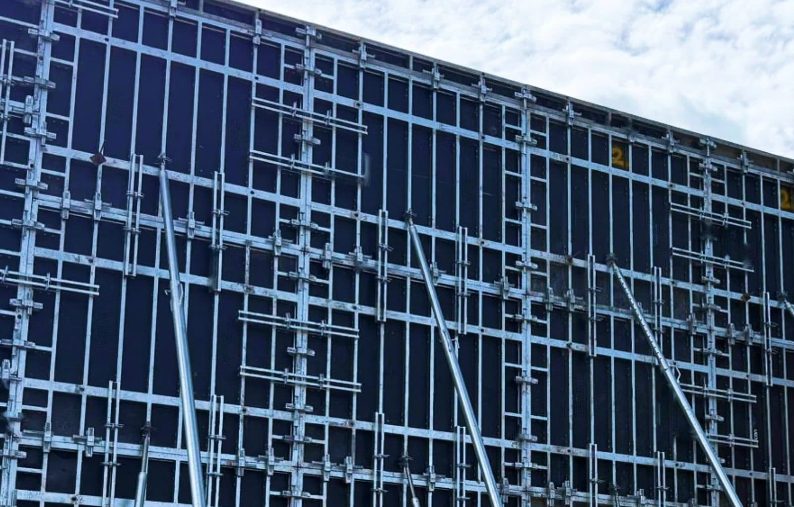 The upper tie grid of a wall gang and the top edge of the panels